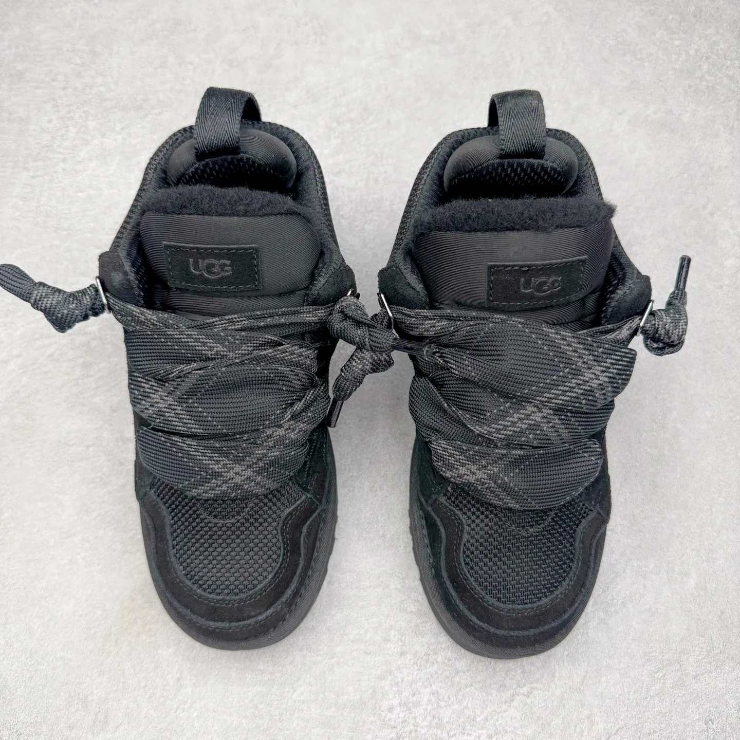 Pick up locally💰640 UGG 4032 Meyer autumn and winter sheepskin and fur integrated snow boots. All shoes are made of ZP from the same factory. Longfeng A-grade Australian imported sheepskin and fur integrated. Men's and women's boots brand OEM production line fully follows the ZP process. OEM original pattern maker adheres to the principle of no original shoes and no development selection. Pay attention to every detail. The most authentic version on the market TREADLITE "Light Wing" technology outsole Lightweight/durable/flexible/pile size: 35 36 37 38 39 40 41 42 43 44 45 Coding: by3936030